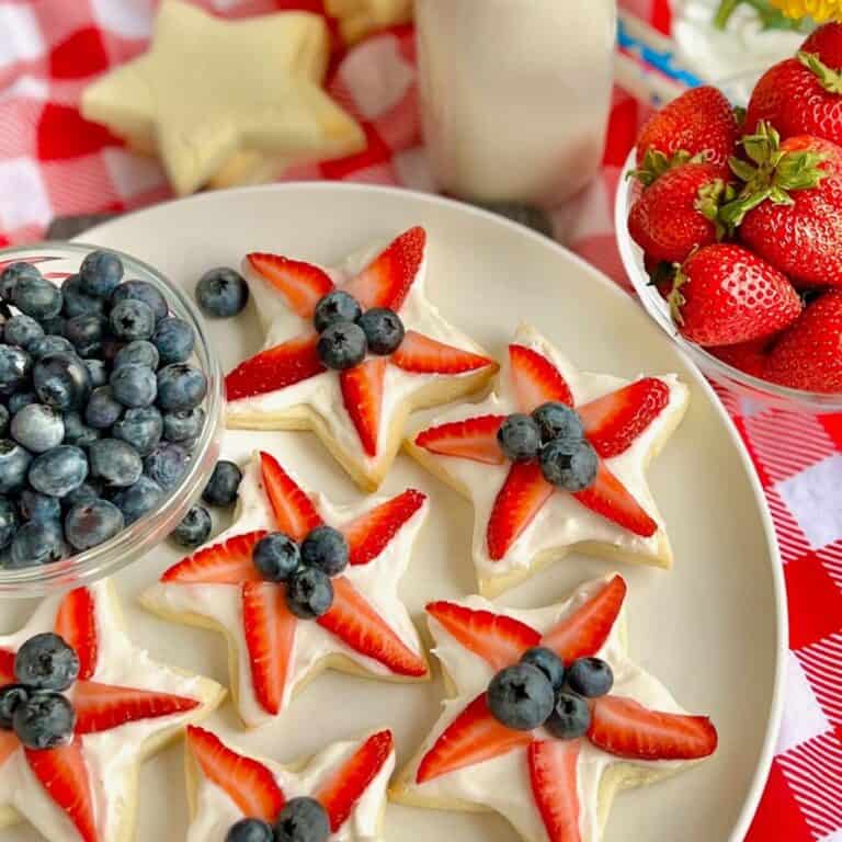 4th of July Fruit pizzas.
