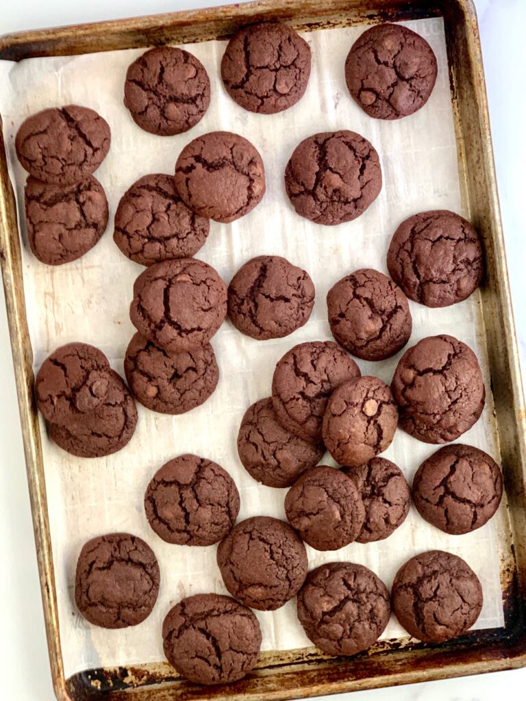 A baking sheet pan of fudgy brownie cookies.