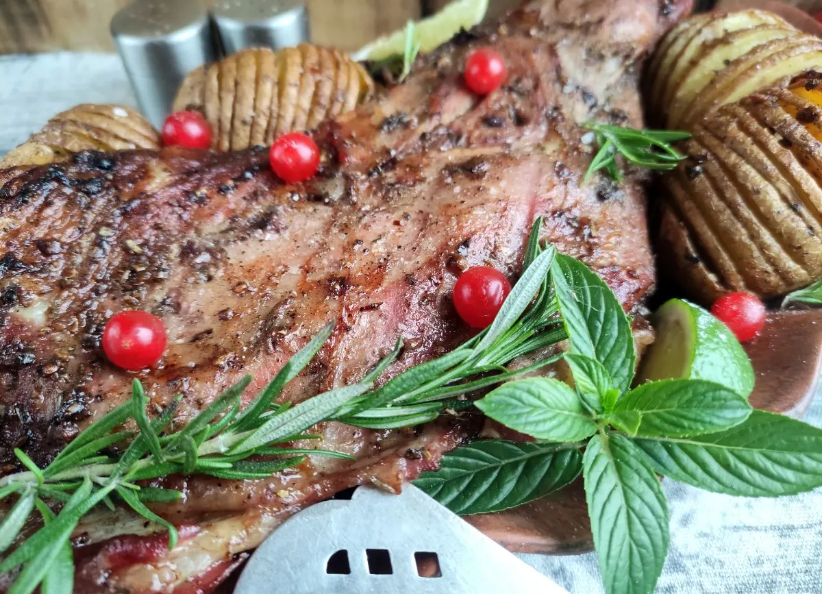 Roasted lamb leg with garnishes.